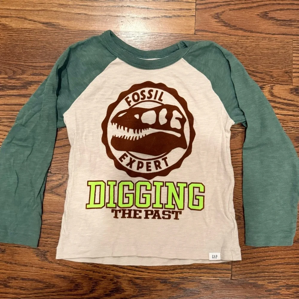 Gap Boys dinosaur Fossil long sleeve shirt size 4 EUC - like new